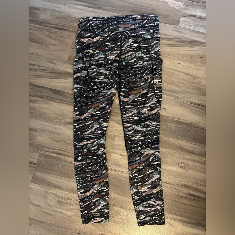 Lululemon FAST and FREE 
Size 8
Good used condition 
Pet friendly home